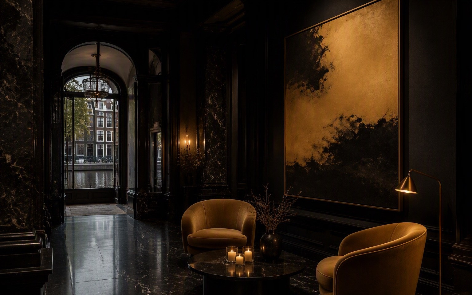 Lobby van donker marmer met wisselende kunstwerken